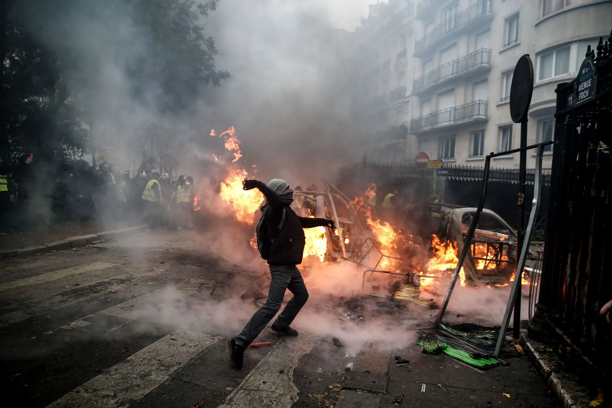 France sous tension : la justice annule une interdiction de manifester malgré les restrictions annoncées par Macron
