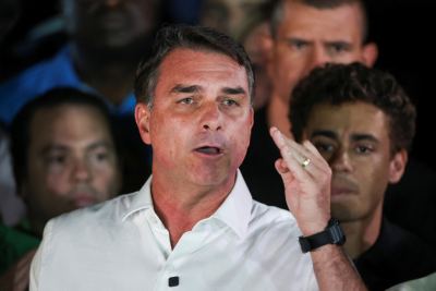 Brésil : depuis les États-Unis, Flávio Bolsonaro se proclame président élu et conteste sa défaite face à Lula
