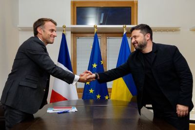 Guerre en Ukraine : Macron réaffirme le soutien de la France et appelle à armer Kiev face à l’escalade russe