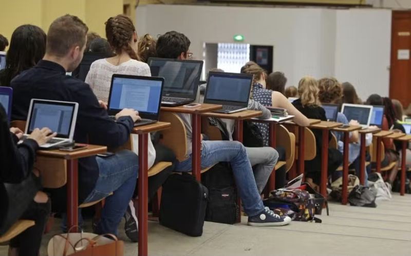 Bordeaux : son écran encore projeté, un enseignant affiche accidentellement du contenu pornographique devant ses étudiants