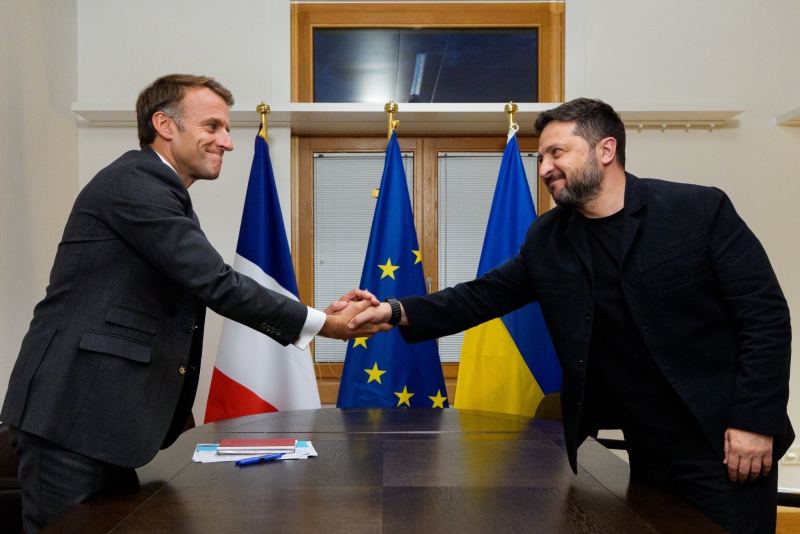 Guerre en Ukraine : Macron réaffirme le soutien de la France et appelle à armer Kiev face à l’escalade russe