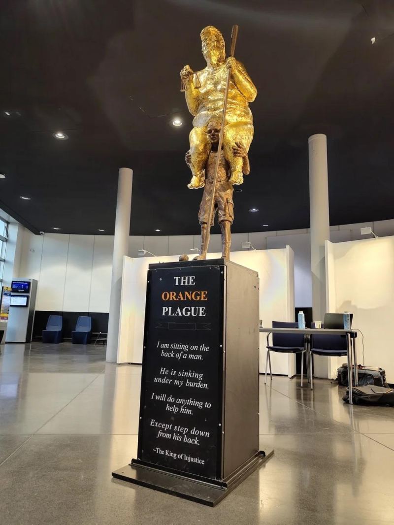 Trump nu et couvert d’or au Parlement européen : une statue satirique baptisée « Le roi de l’injustice » fait parler d’elle